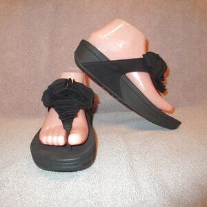 FitFlop Frou Suede Flower Ruffle Toe Post Sandals Size 8 39 Flip Flops Comfort